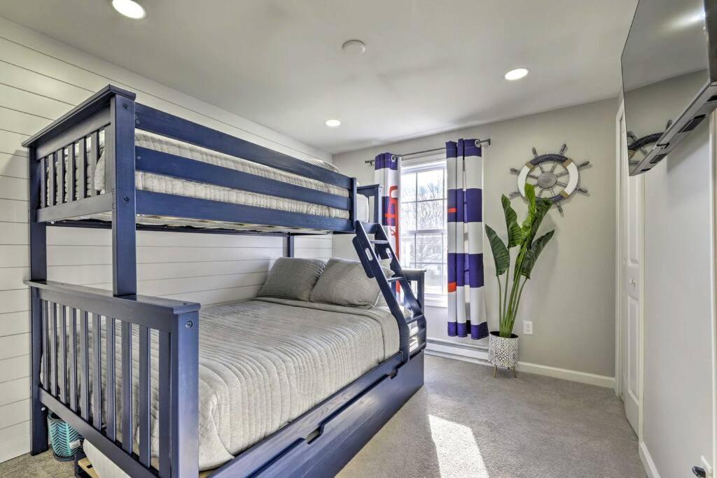New! Updated Mystic Home W/ Sauna, Hot Tub & Deck Экстерьер фото